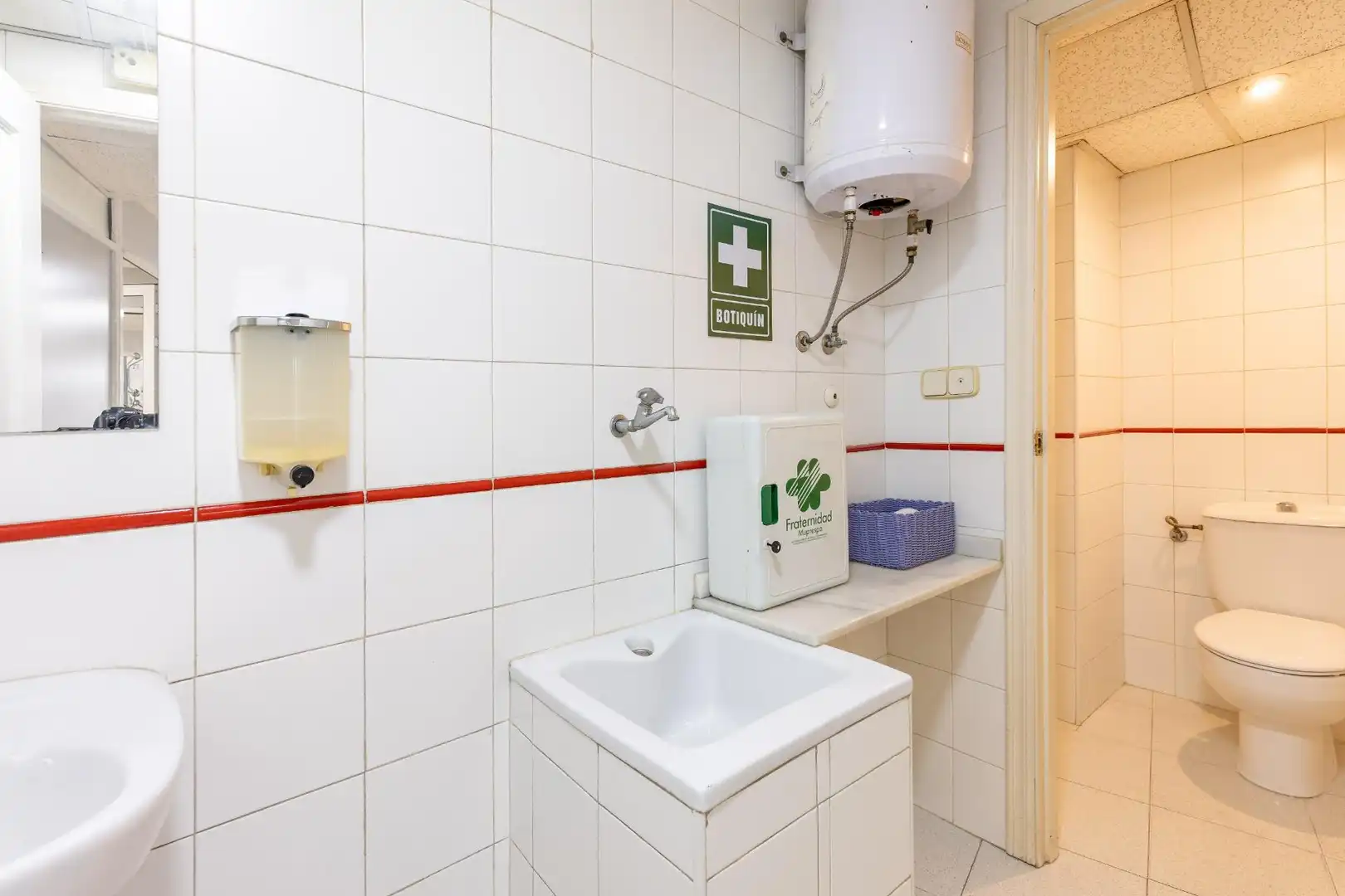 Bathroom of Office for rent in Valencia  with Air Conditioner and Heating