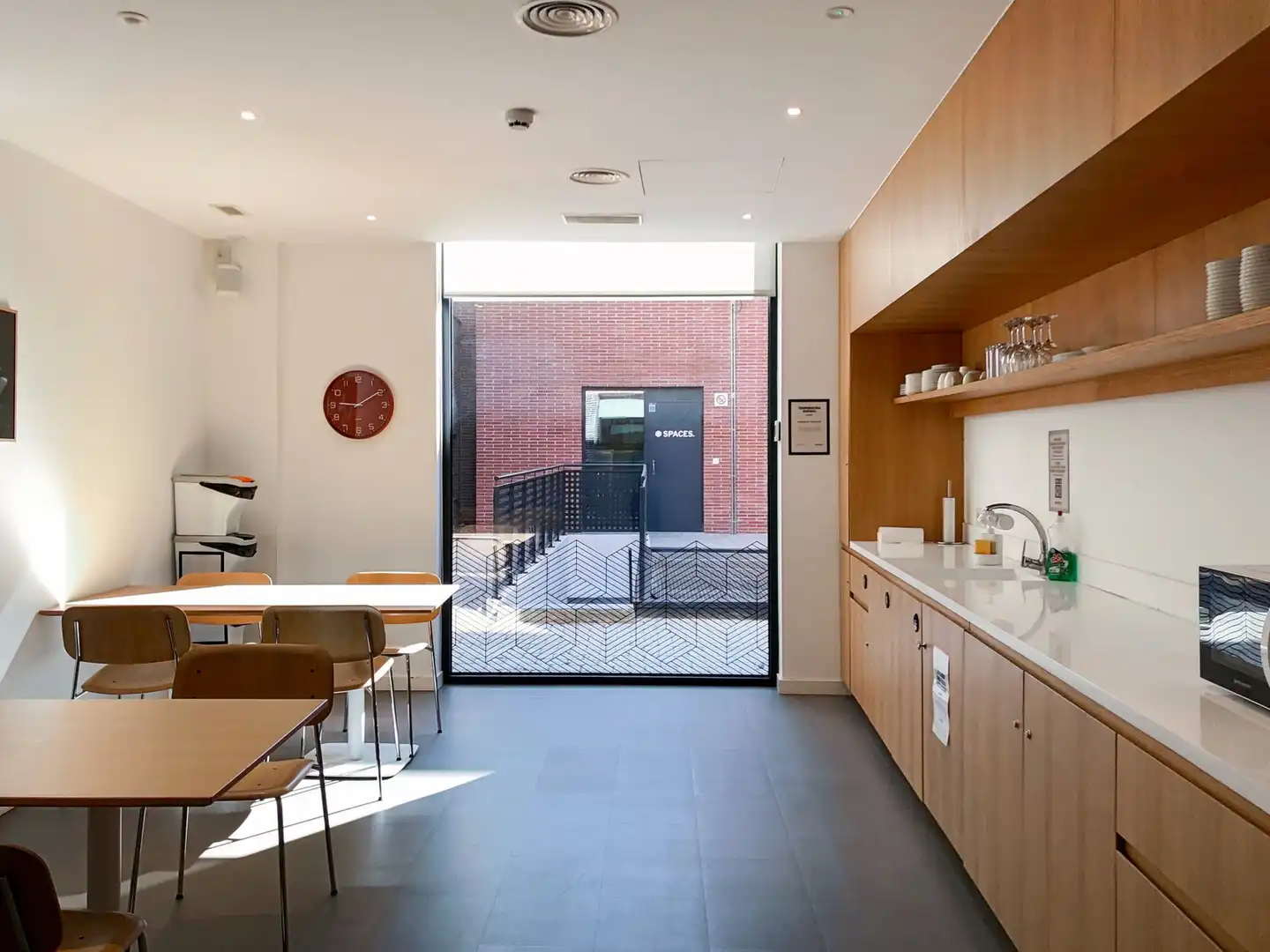 Küche von Büro zur Miete in Barcelona mit Klimaanlage, Heizung und Möbliert