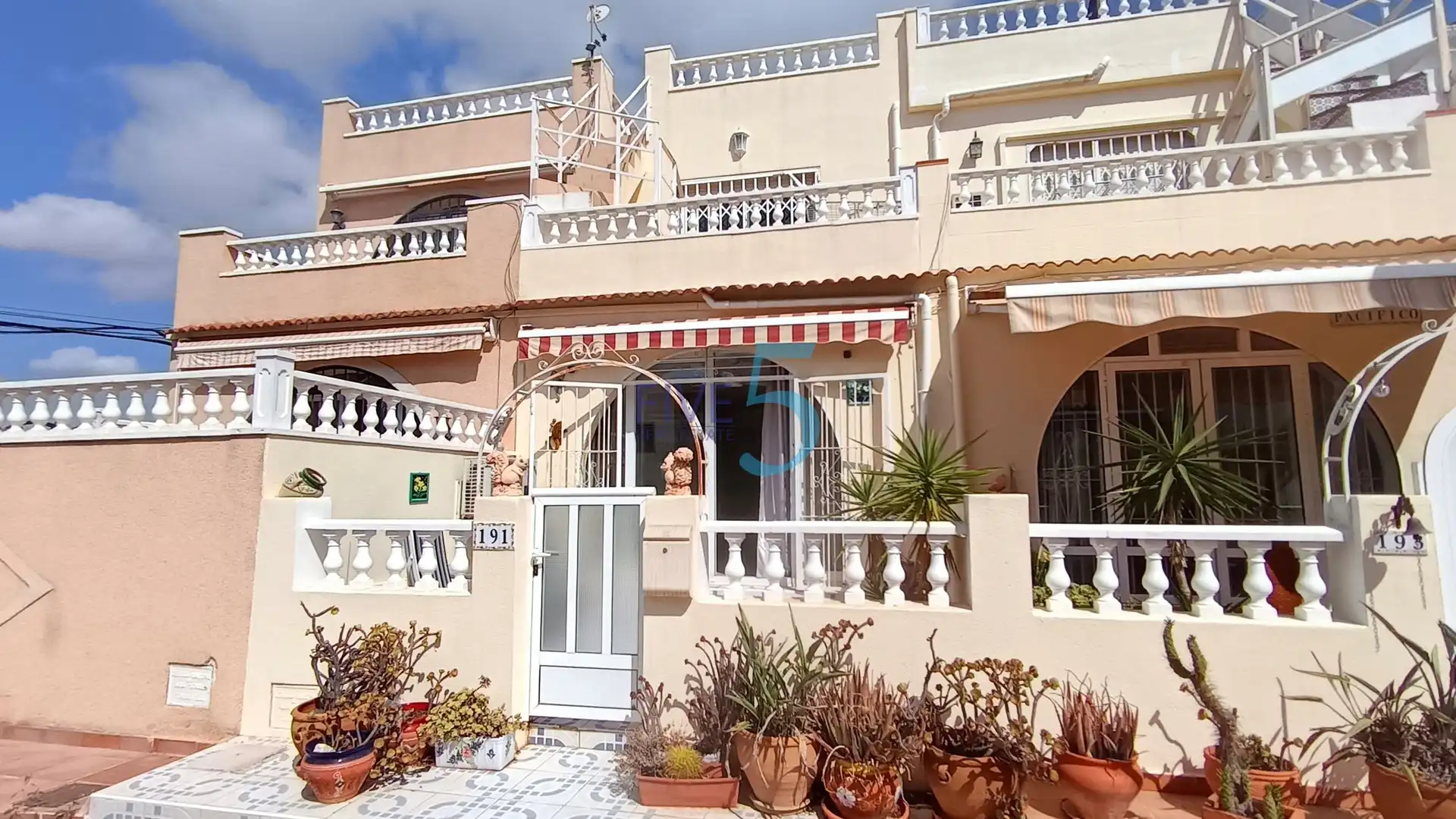 Vista exterior de Casa adosada en venda en Torrevieja amb Aire condicionat, Calefacció i Terrassa