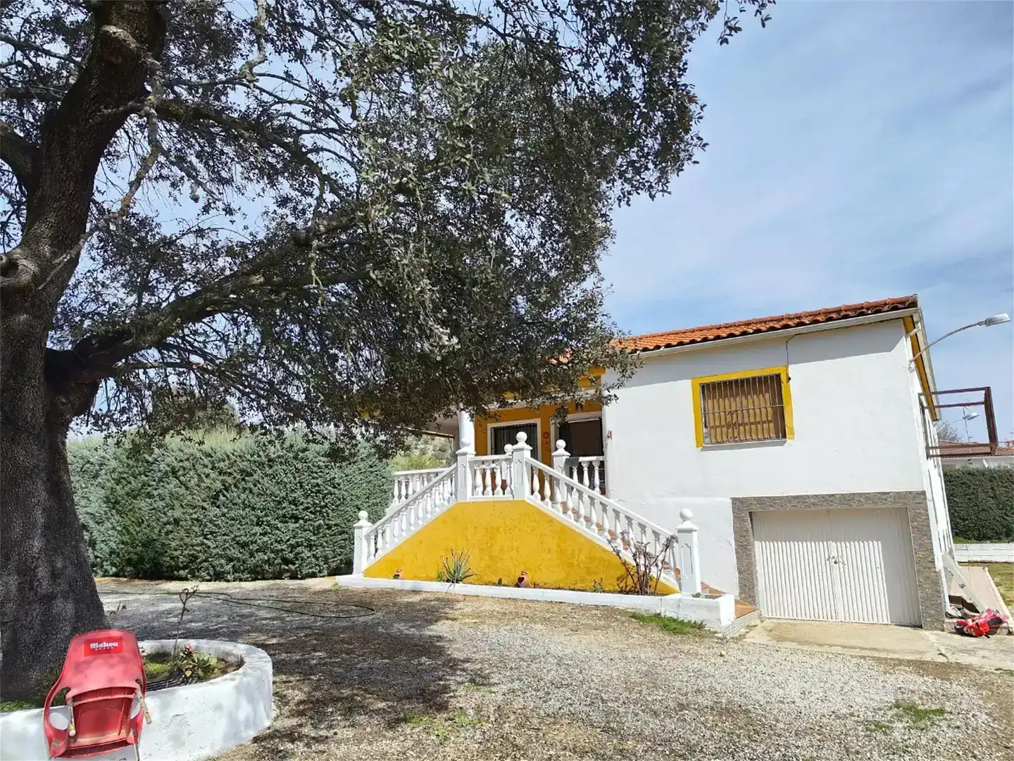 Vista exterior de Casa o xalet en venda en Linares amb Aire condicionat i Piscina