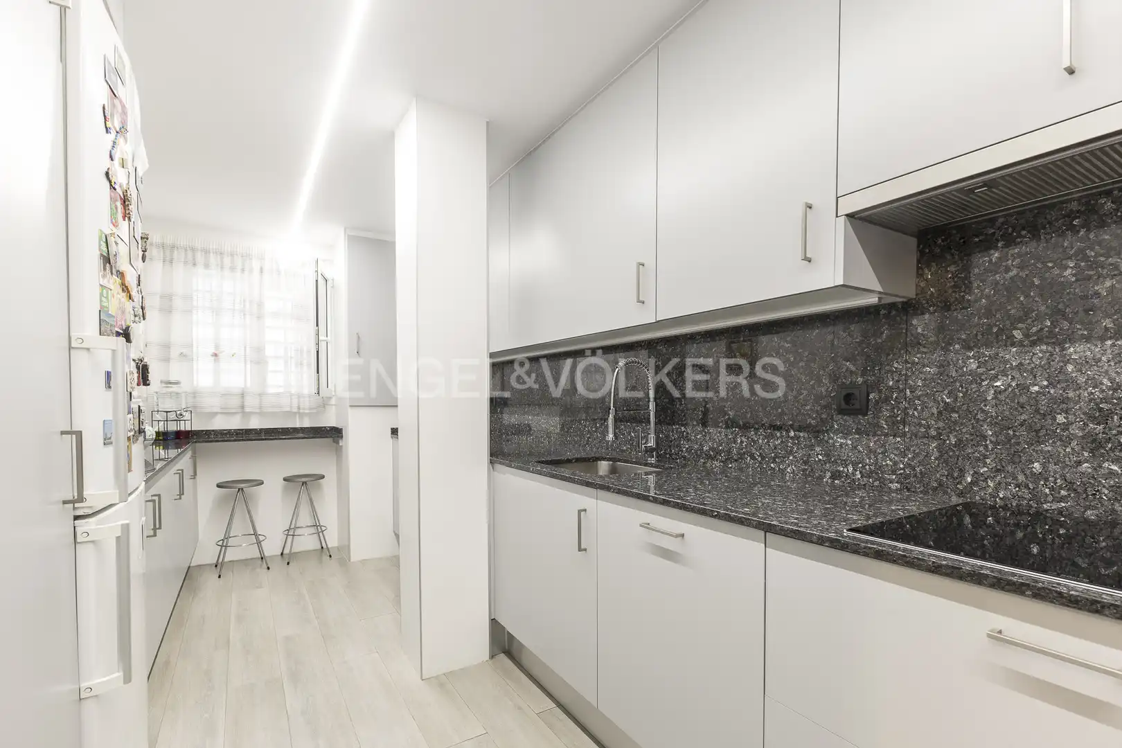 Küche von Einfamilien-Reihenhaus zum Verkauf in Barcelona mit Heizung, Privatgarten und Parkett