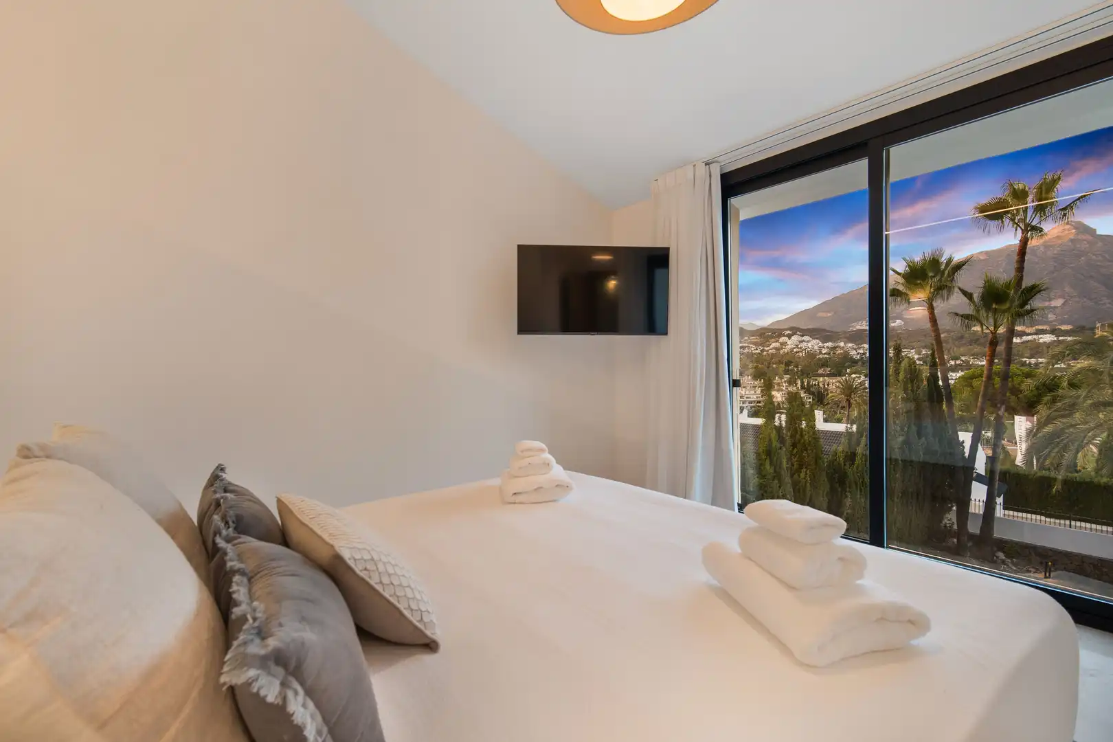 Houses for rent in Calle Alcala, Las Brisas
