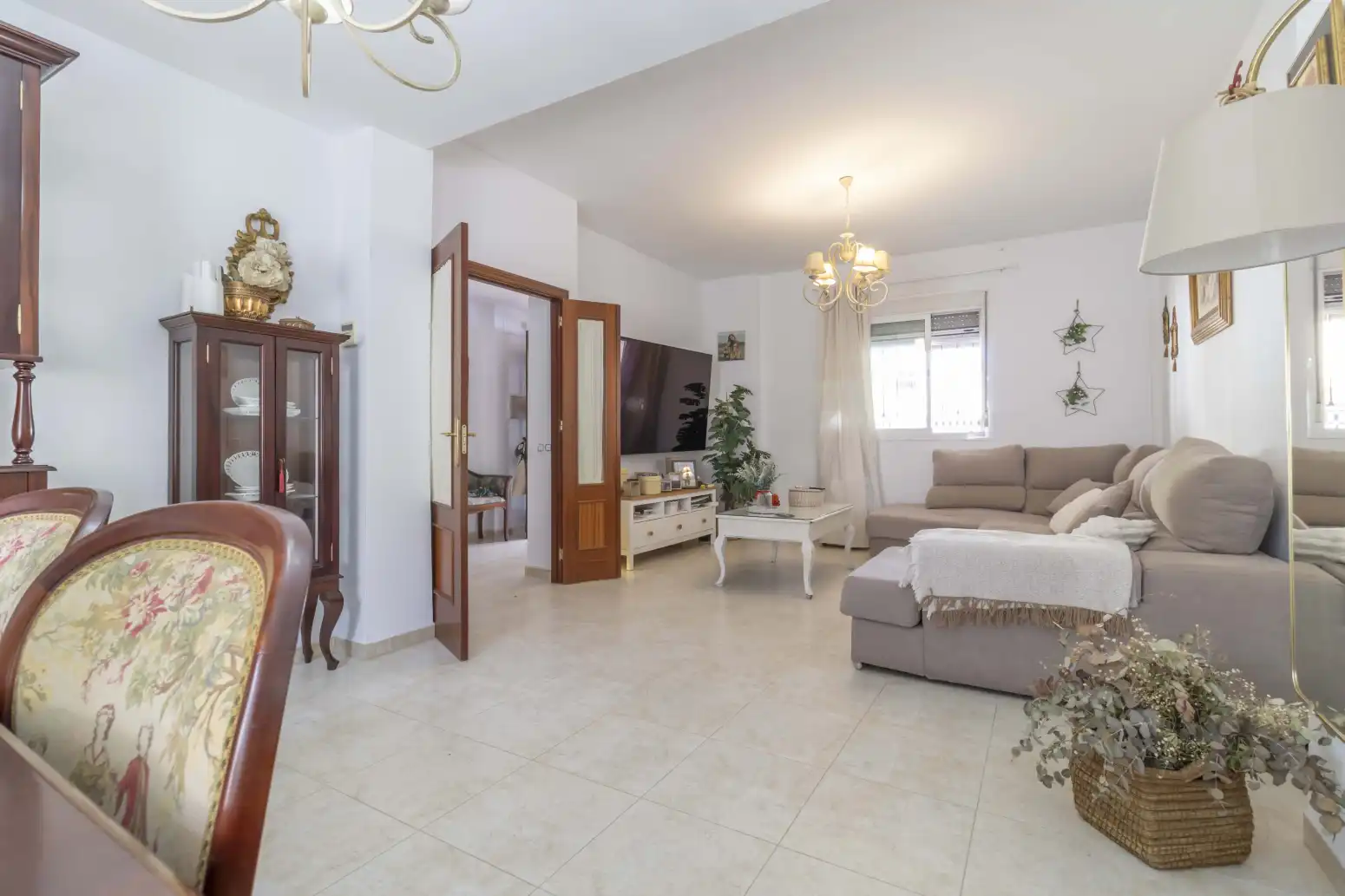 Sala d'estar de Casa adosada en venda en Gines amb Aire condicionat, Jardí privat i Terrassa
