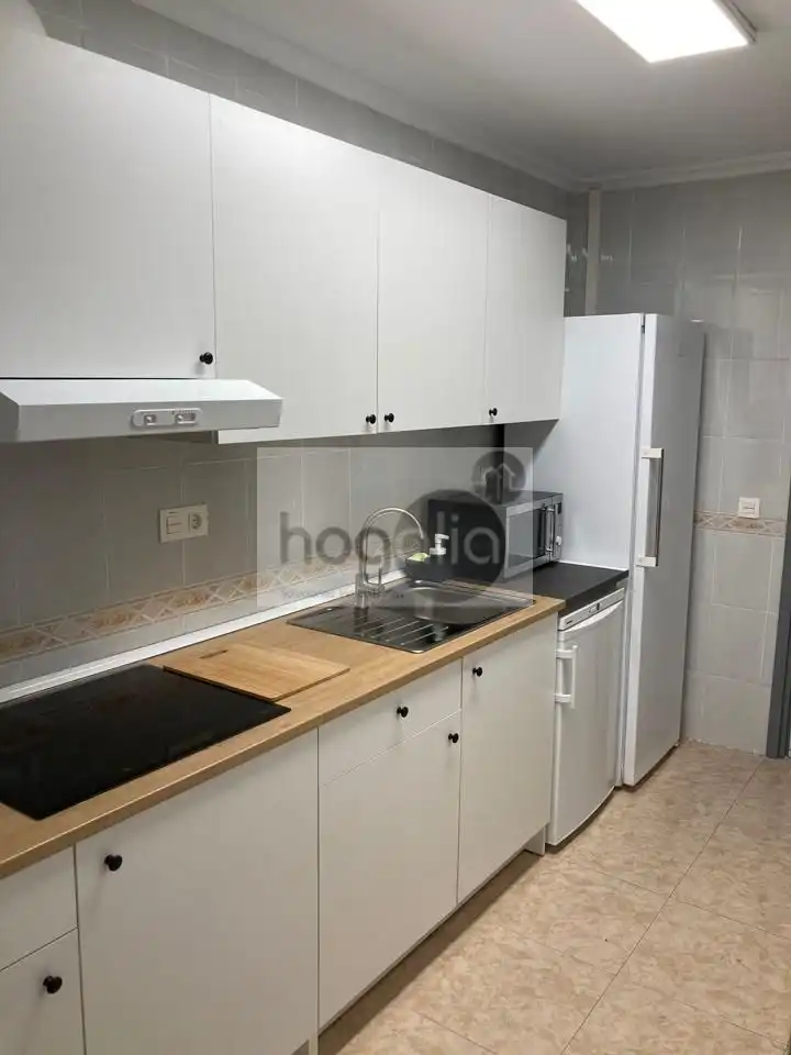 Cuina de Pis de lloguer en Sevilla amb Aire condicionat, Terrassa i Moblat