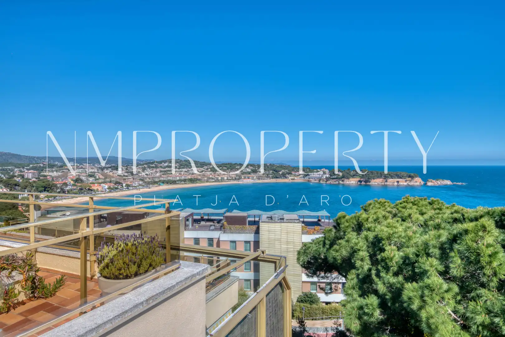 Vista exterior de Ático de alquiler en Sant Feliu de Guíxols con Aire acondicionado, Terraza y Piscina