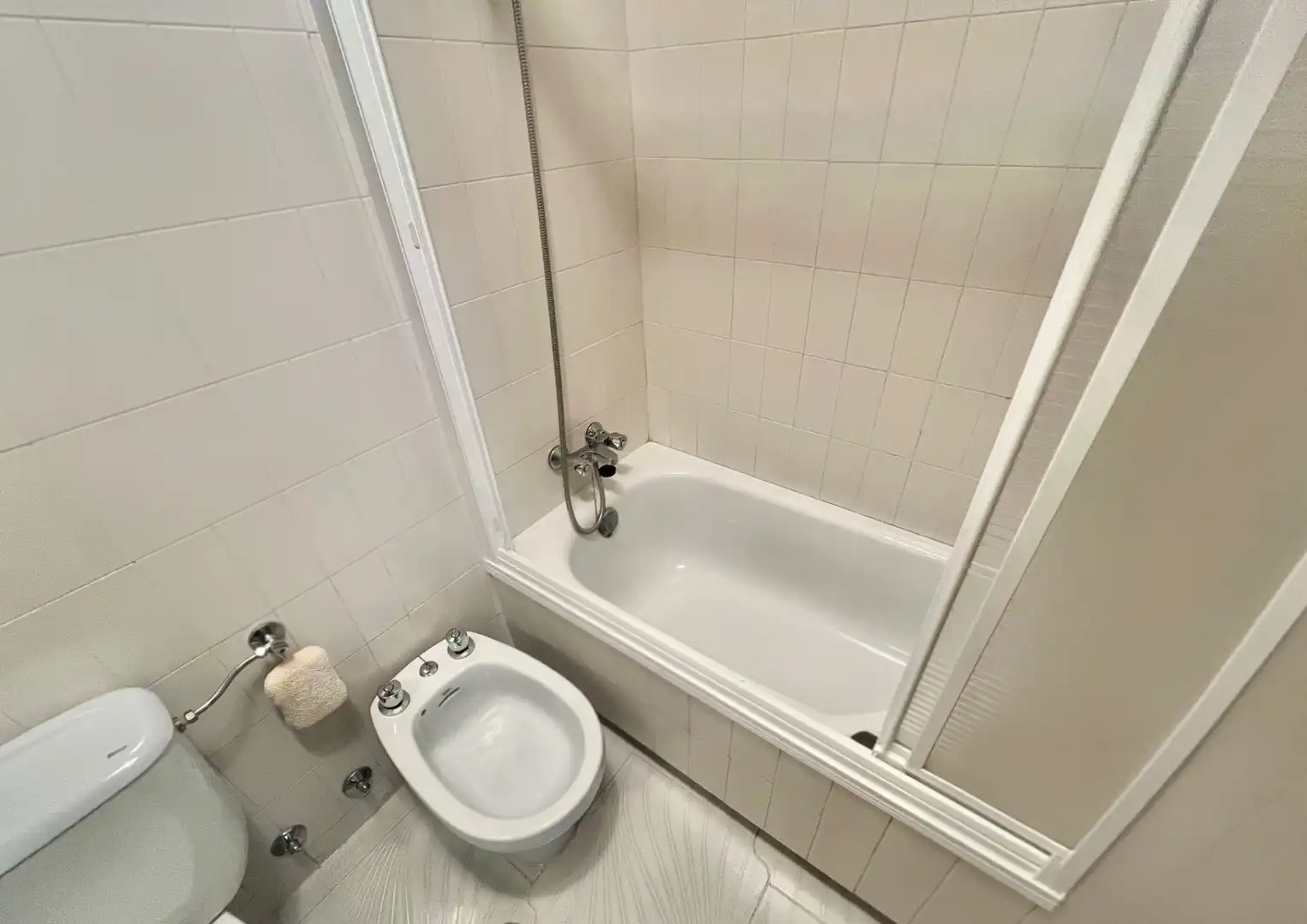 Baño de Casa adosada en venta en Madrid con Aire acondicionado, Calefacción y Jardín privado