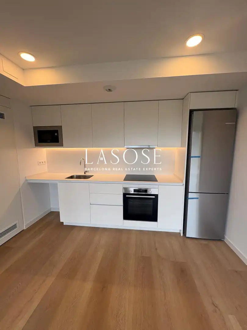 Cocina de Piso de alquiler en Barcelona con Terraza y Piscina comunitaria