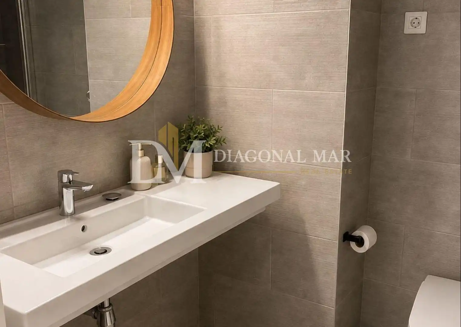 Baño de Piso de alquiler en Sant Adrià de Besòs con Parquet, Balcón y Piscina comunitaria