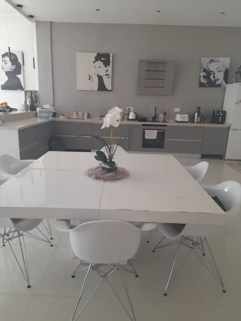 Menjador de Casa o xalet en venda en Marbella amb Aire condicionat, Jardí privat i Terrassa