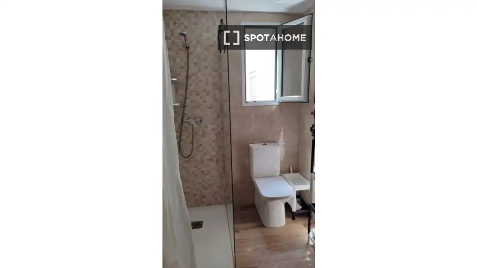 Baño de Piso de alquiler en Valencia con Aire acondicionado, Calefacción y Amueblado