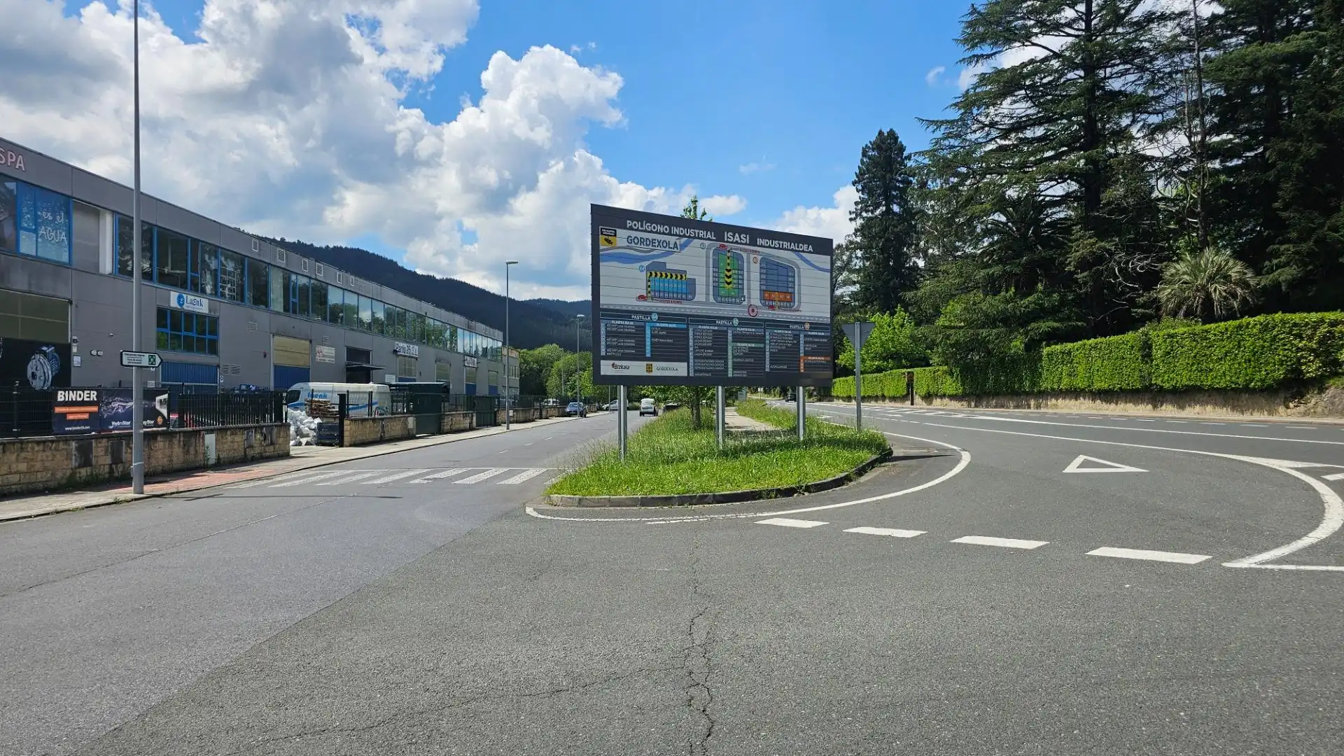 Außenansicht von Fabrikhallen zum Verkauf in Gordexola