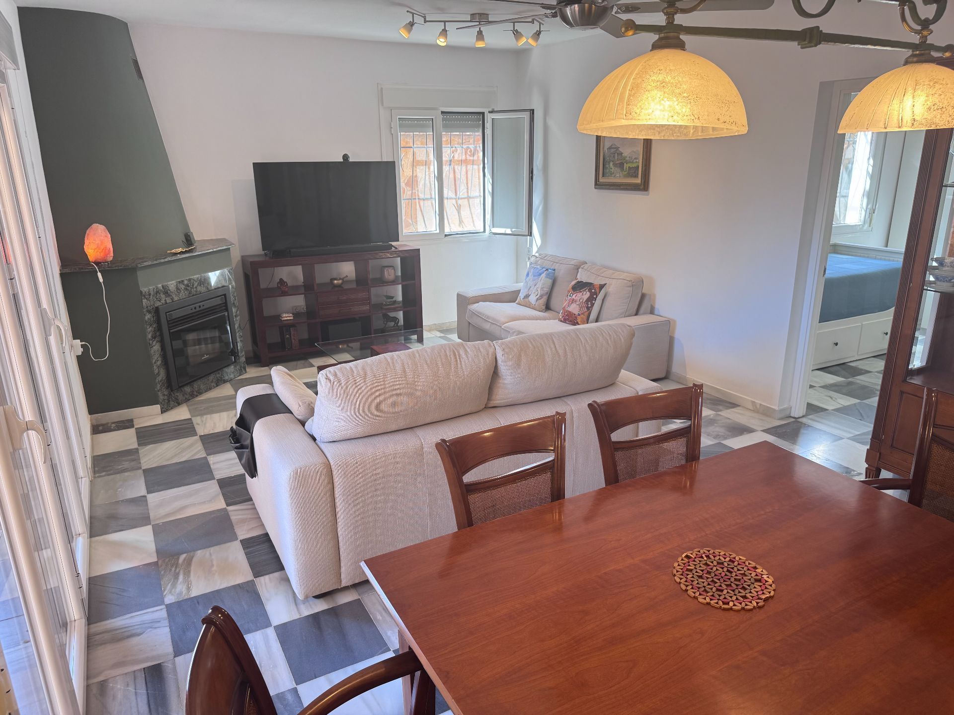 Sala d'estar de Casa o xalet en venda en Roquetas de Mar amb Aire condicionat, Jardí privat i Terrassa