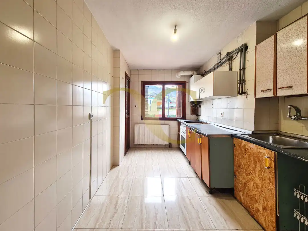 Kitchen of Flat for sale in Oviedo   with Heating and Private garden