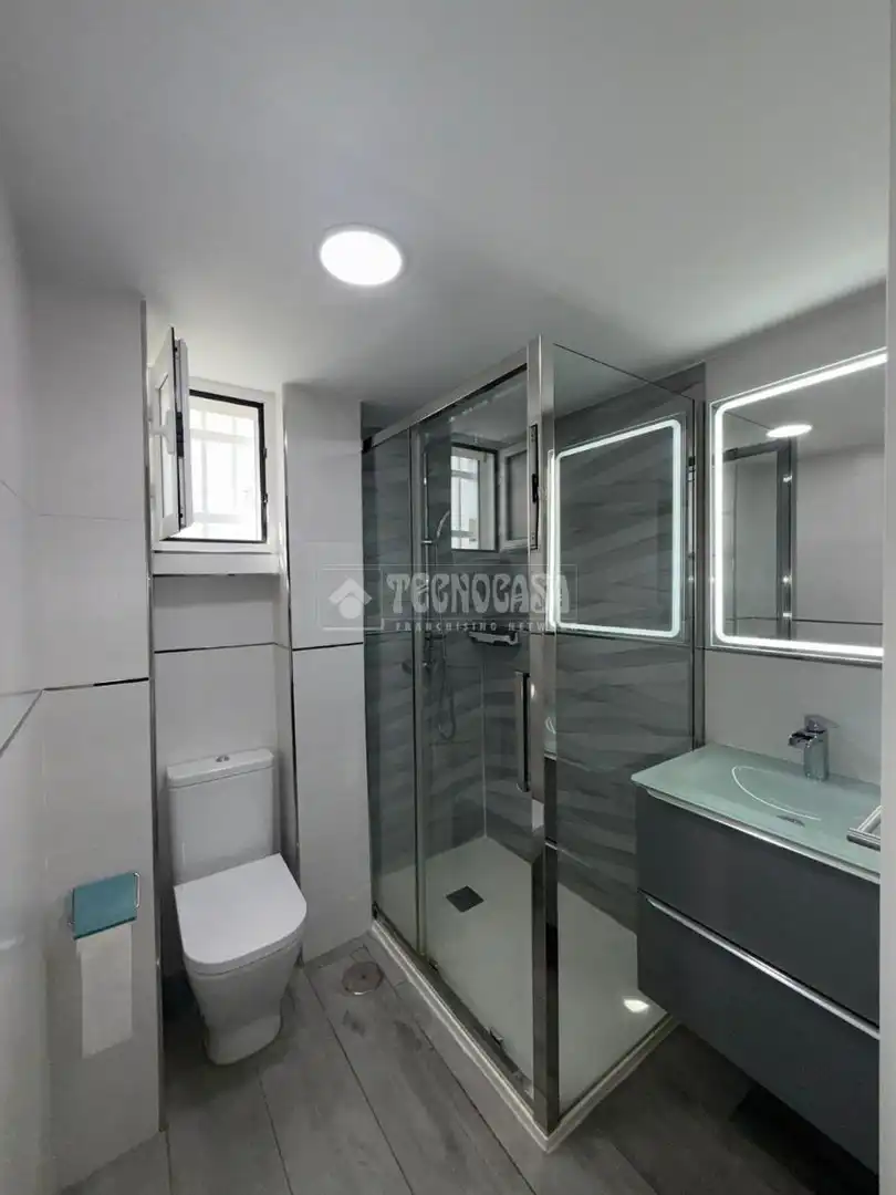 Bathroom of Flat for sale in Sevilla  with Air Conditioner