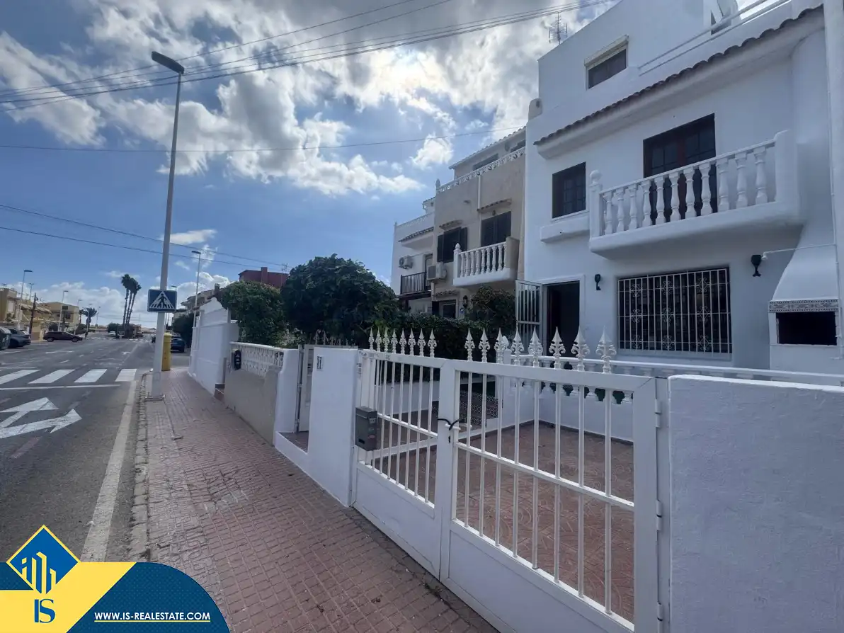 Vista exterior de Casa adosada en venda en Torrevieja amb Calefacció, Jardí privat i Terrassa