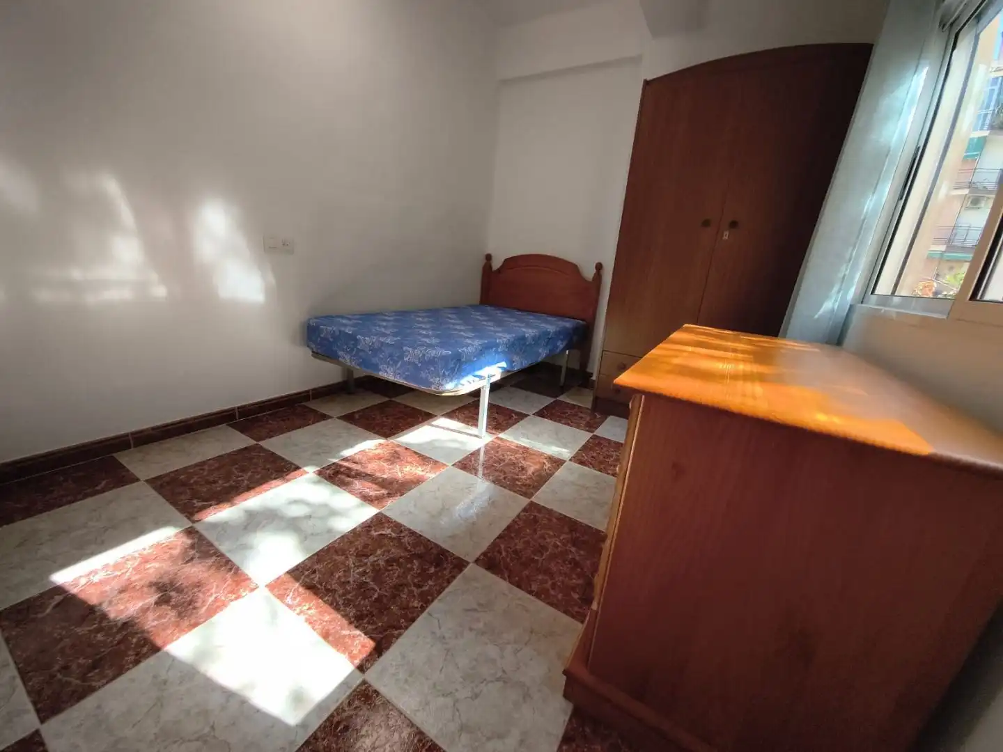 Habitación de Piso de alquiler en  Granada Capital con Terraza y Balcón