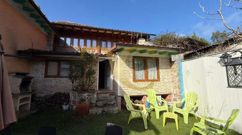 Casa con jardín en Balmori, a un kilómetro de la playa de Barro.
