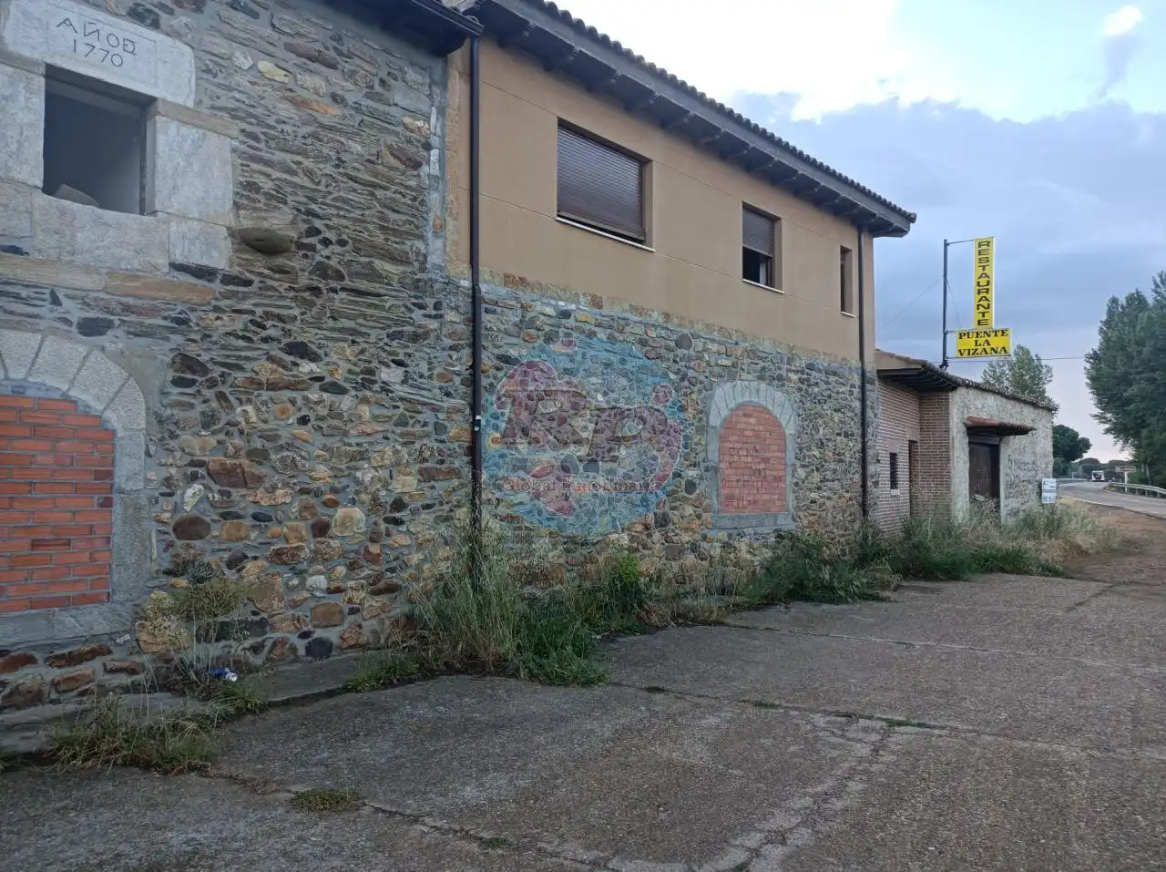 Vista exterior de Casa o xalet en venda en Alija del Infantado amb Jardí privat