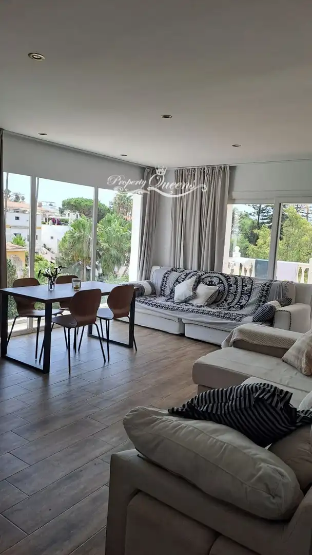 Wohnzimmer von Einfamilien-Reihenhaus zur Miete in Mijas mit Klimaanlage, Terrasse und Schwimmbad