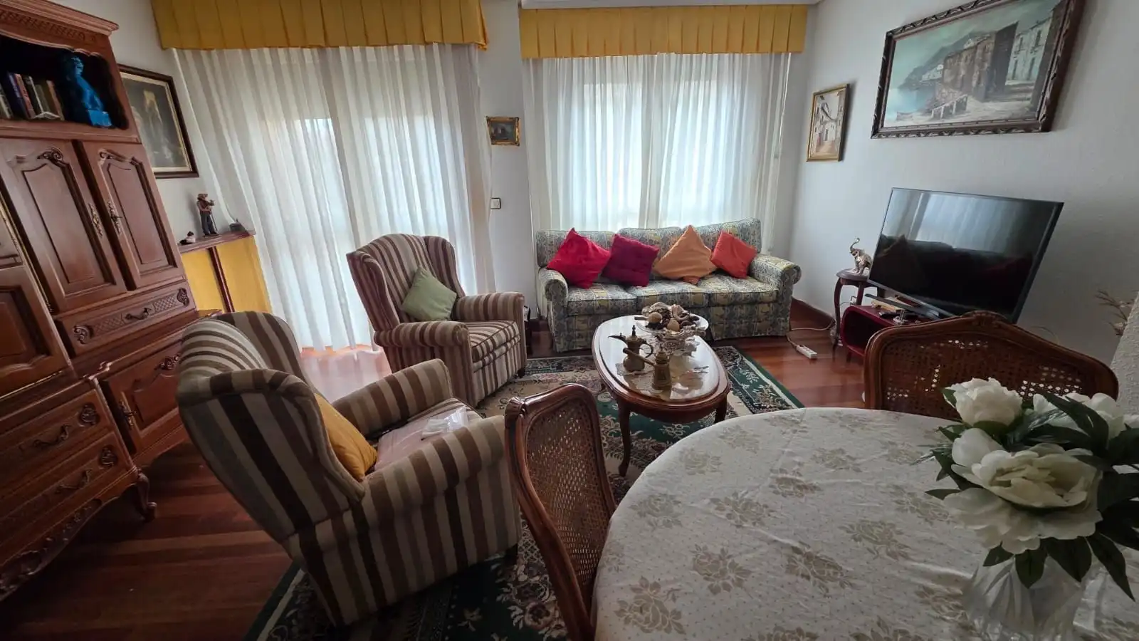Sala de estar de Piso en venta en Castro-Urdiales con Calefacción, Terraza y Piscina comunitaria