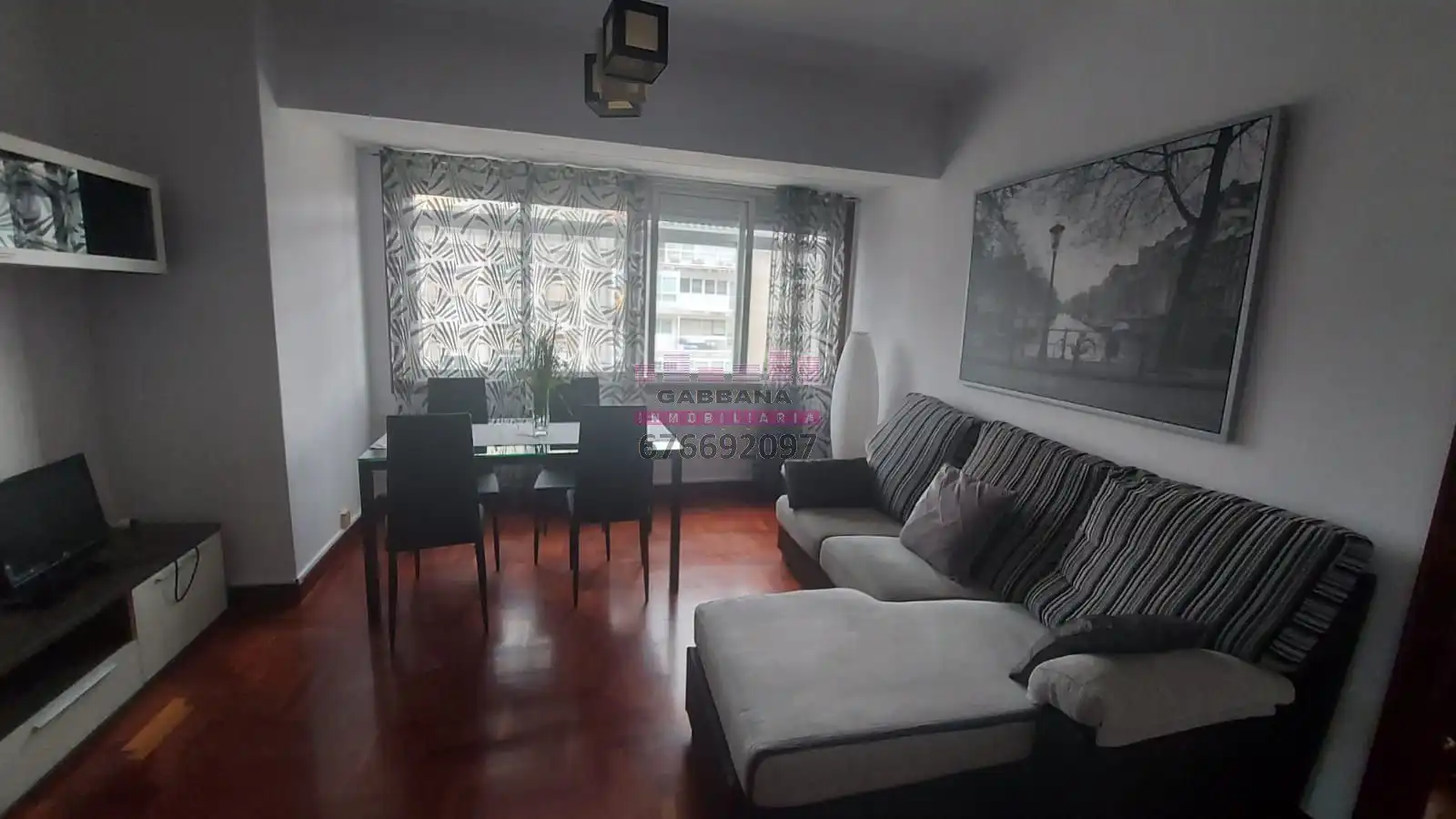 Sala d'estar de Pis de lloguer en Vigo  amb Calefacció, Parquet i Moblat