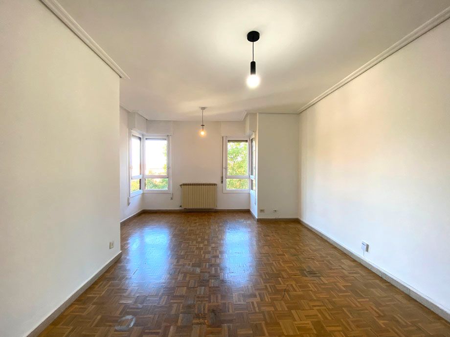 Sala d'estar de Pis en venda en Vitoria - Gasteiz amb Calefacció, Parquet i Terrassa