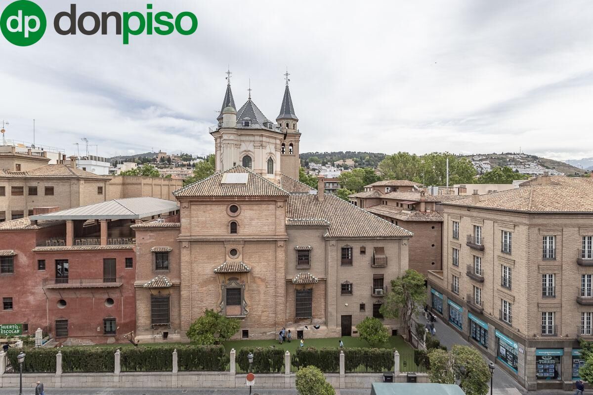 Vista exterior de Piso en venta en  Granada Capital con Calefacción y Terraza