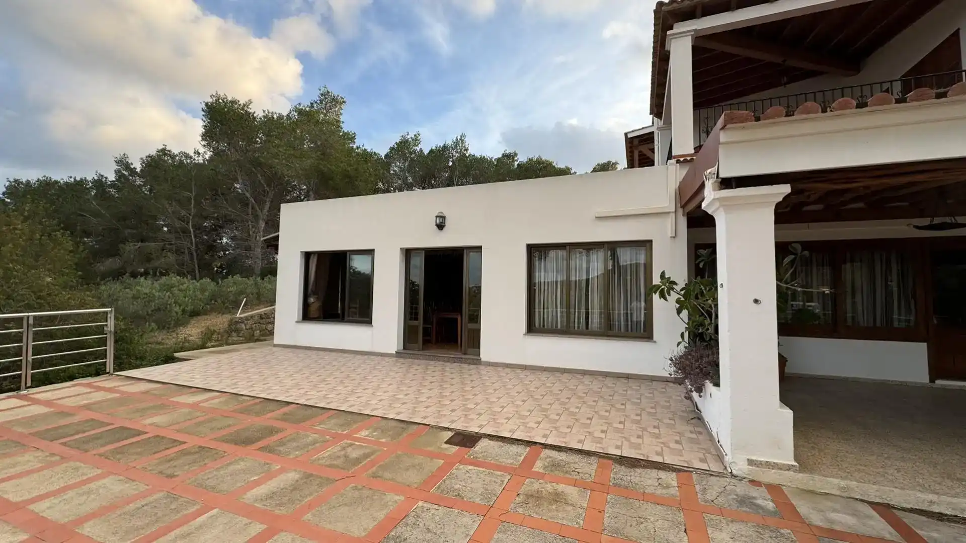 Außenansicht von Geschaftsraum zur Miete in Santa Eulària des Riu mit Klimaanlage