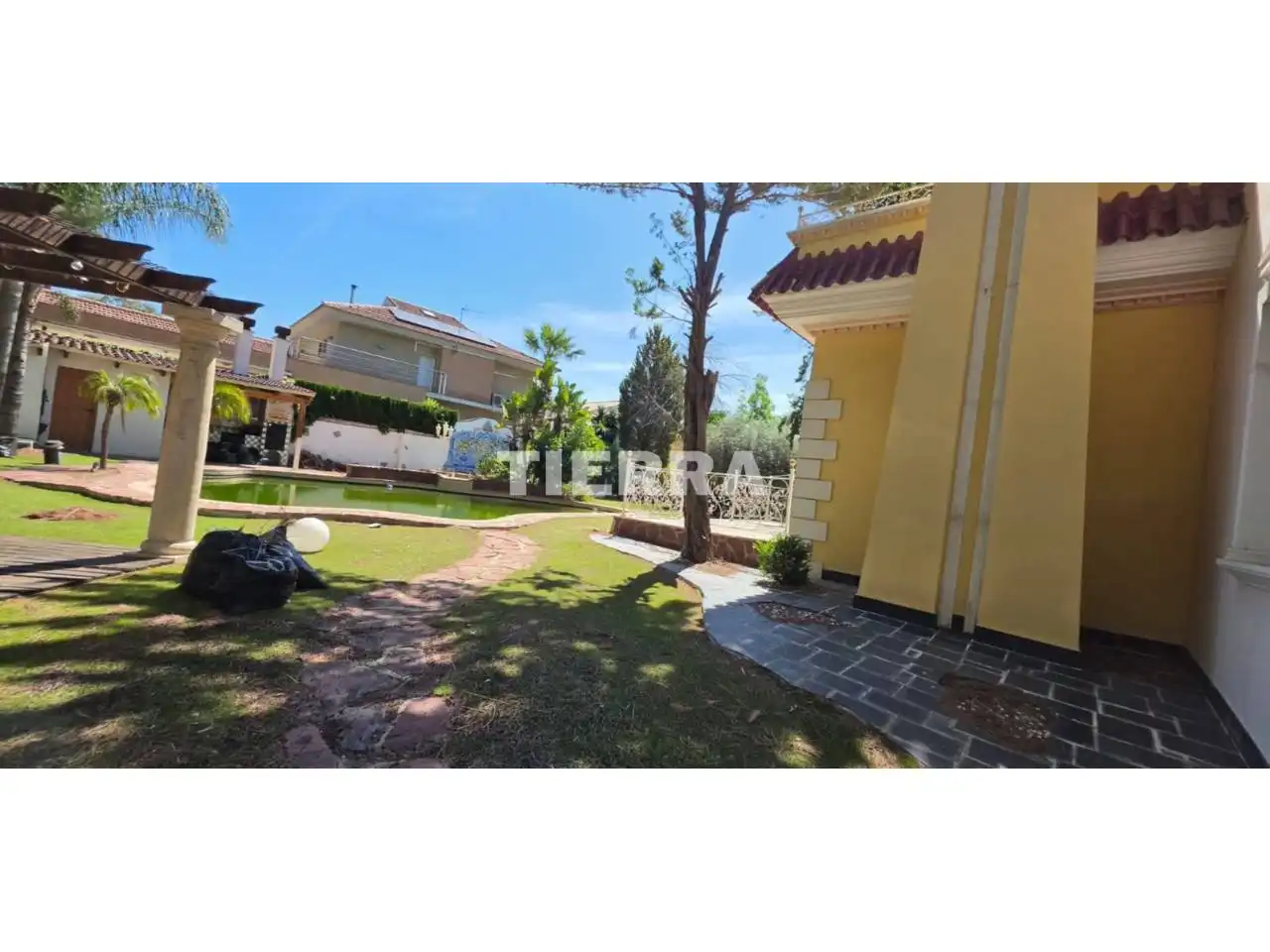 Chalet con piscina en venta en Calle los lirios, imagen 3