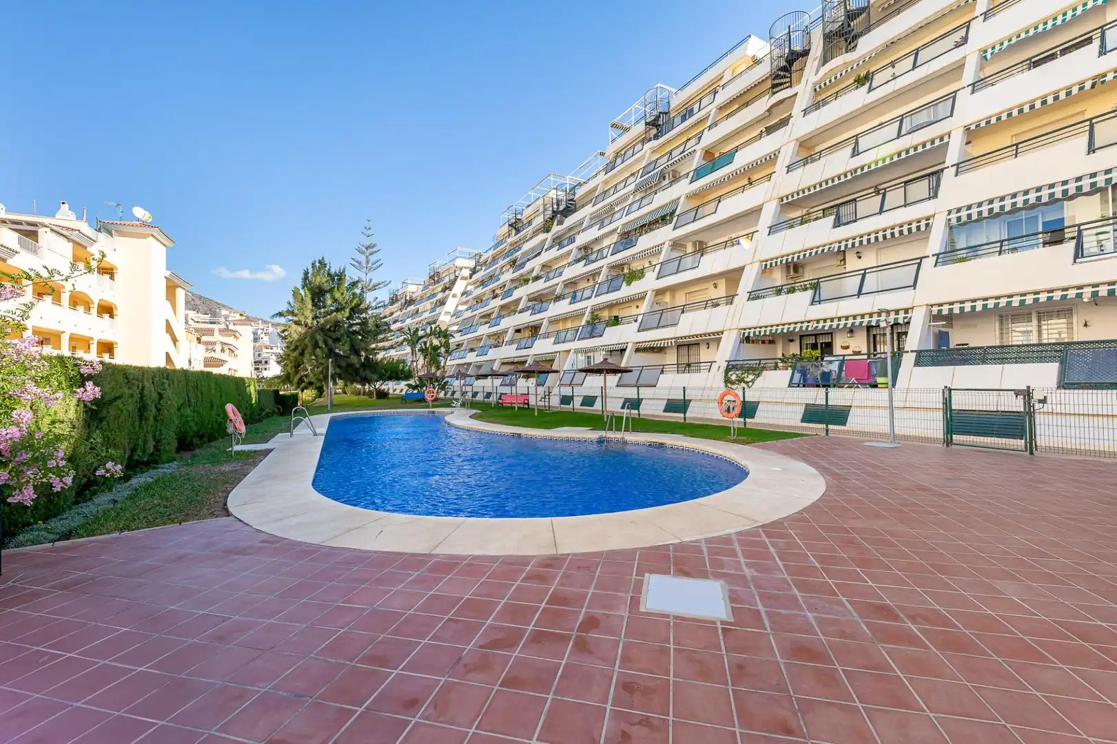 Apartament amb piscina en venda a Calle ALMUÑECAR