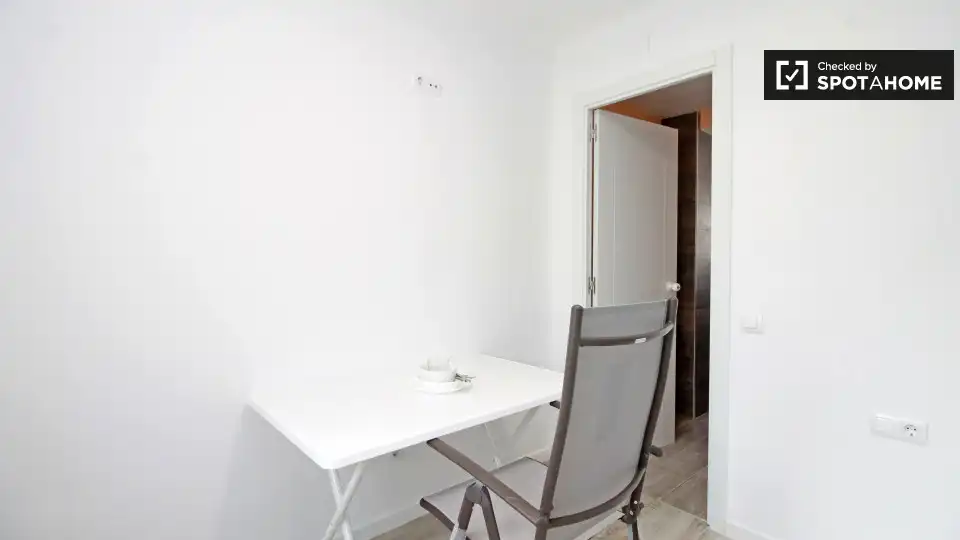 Room in La Verneda i la Pau