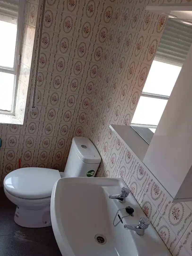 Badezimmer von Wohnung zur Miete in Benavides mit Waschmaschine, Mikrowelle und Fernseher