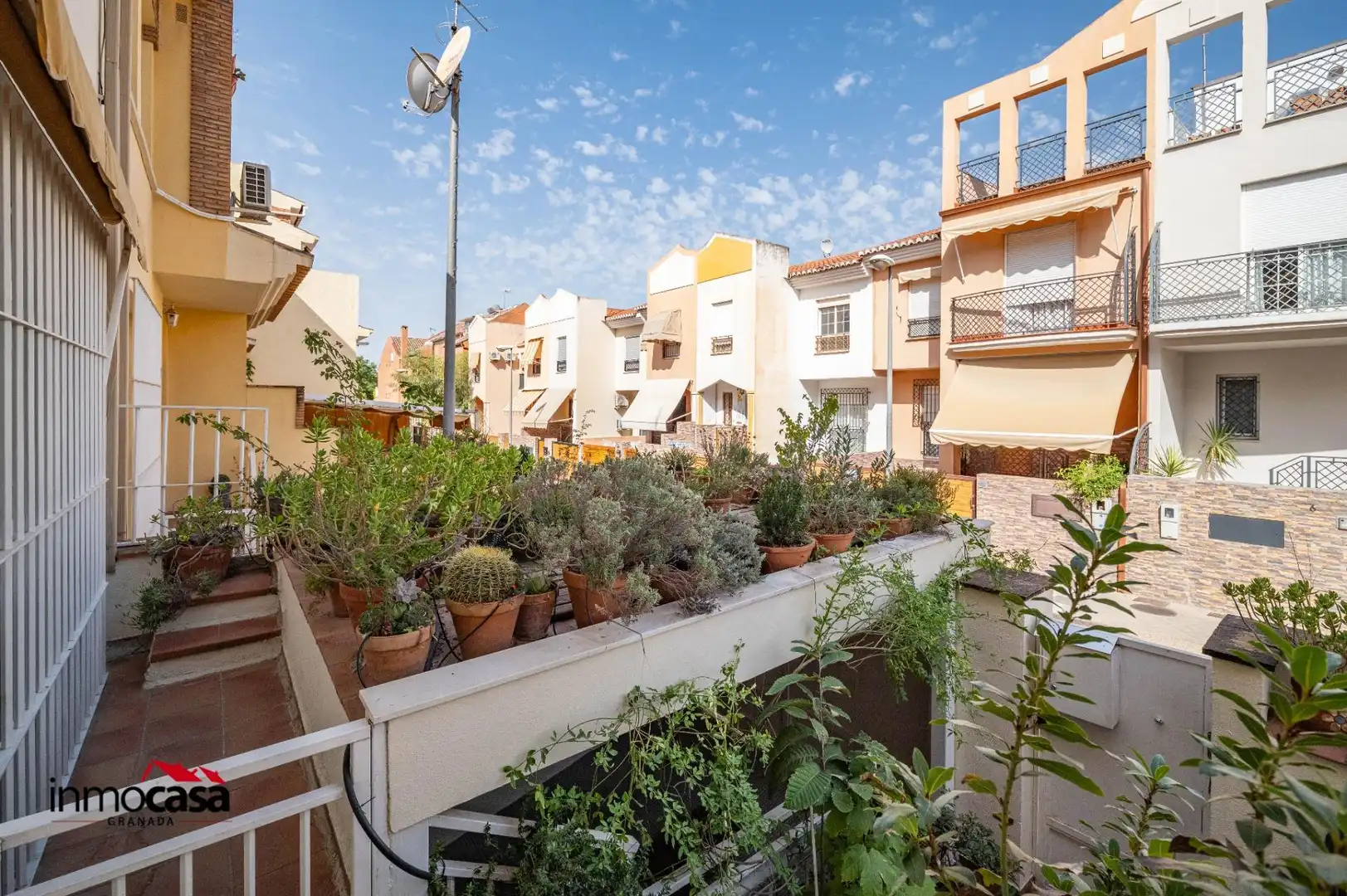 Außenansicht von Einfamilien-Reihenhaus zum Verkauf in Granada mit Klimaanlage