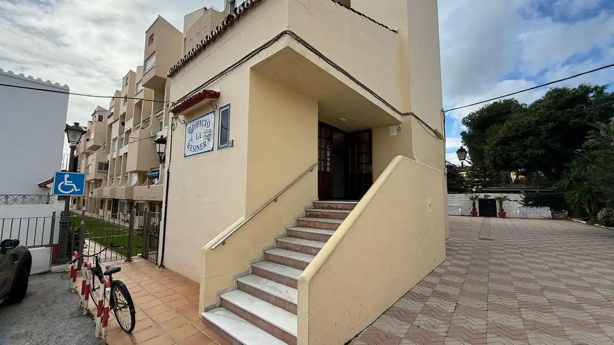 Vista exterior de Planta baja en venta en Estepona con Amueblado y Alarma