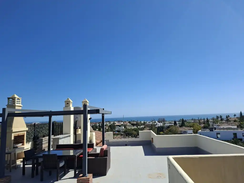 Vista exterior de Dúplex en venta en Estepona con Terraza y Piscina comunitaria