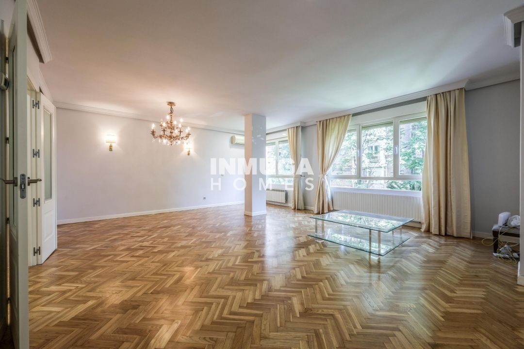 Sala d'estar de Pis de lloguer en  Madrid Capital amb Aire condicionat, Jardí privat i Traster