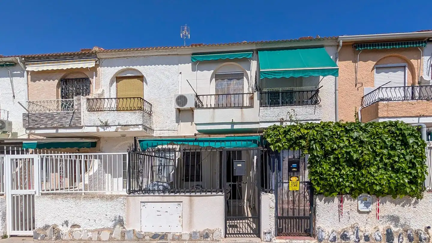 Vista exterior de Casa adosada en venda en Santa Pola amb Aire condicionat, Jardí privat i Terrassa