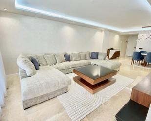 Sala d'estar de Pis en venda en Marbella amb Terrassa, Moblat i Forn
