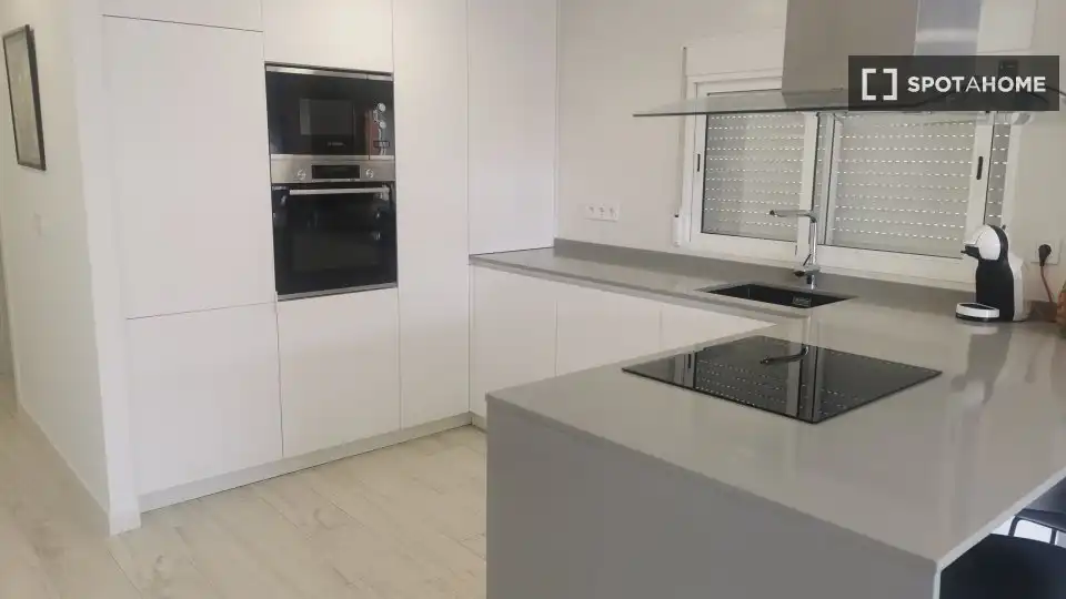 Cuina de Pis de lloguer en Valencia amb Aire condicionat, Calefacció i Moblat