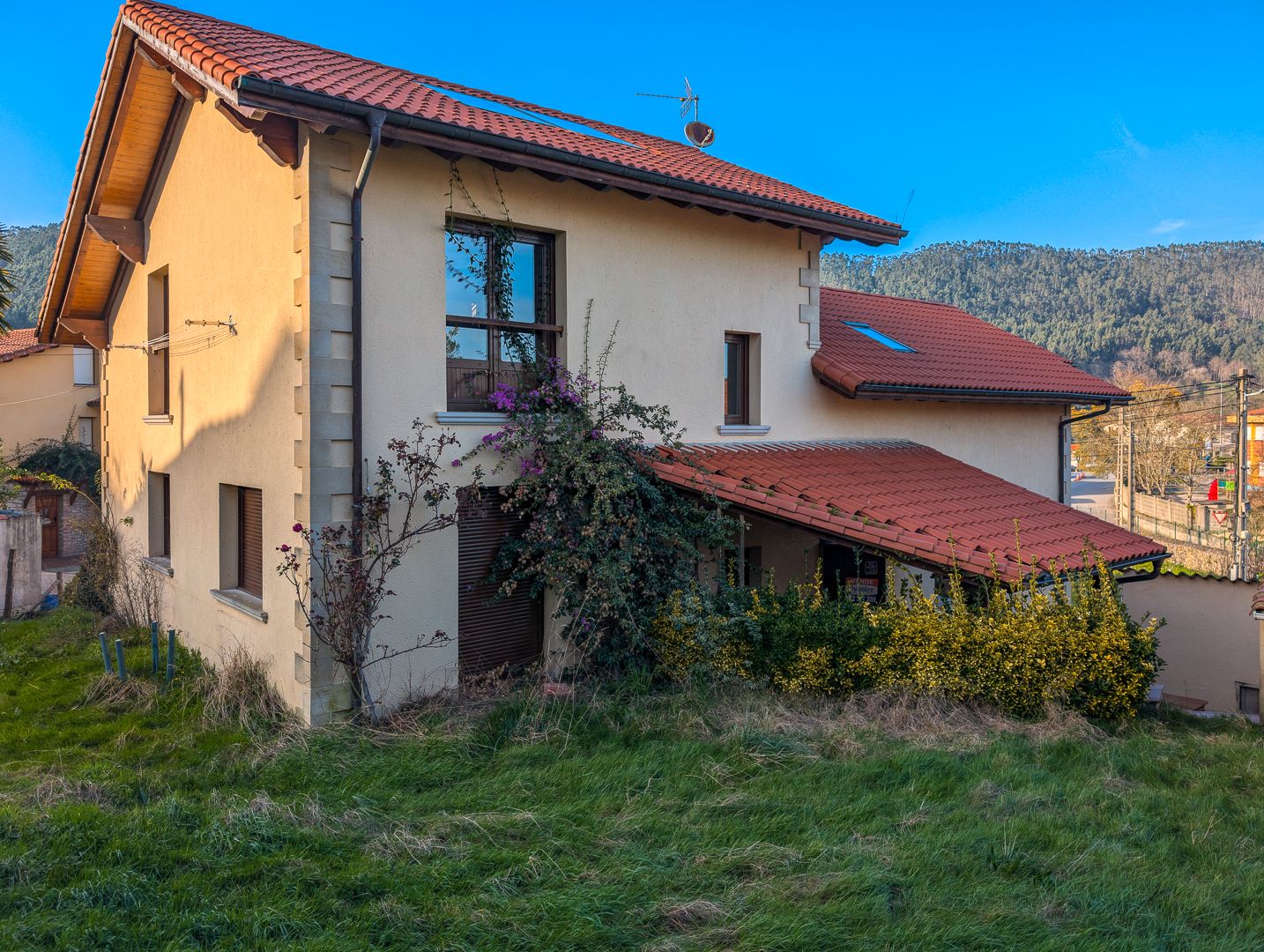 Vista exterior de Casa o xalet en venda en Val de San Vicente  amb Calefacció, Terrassa i Traster