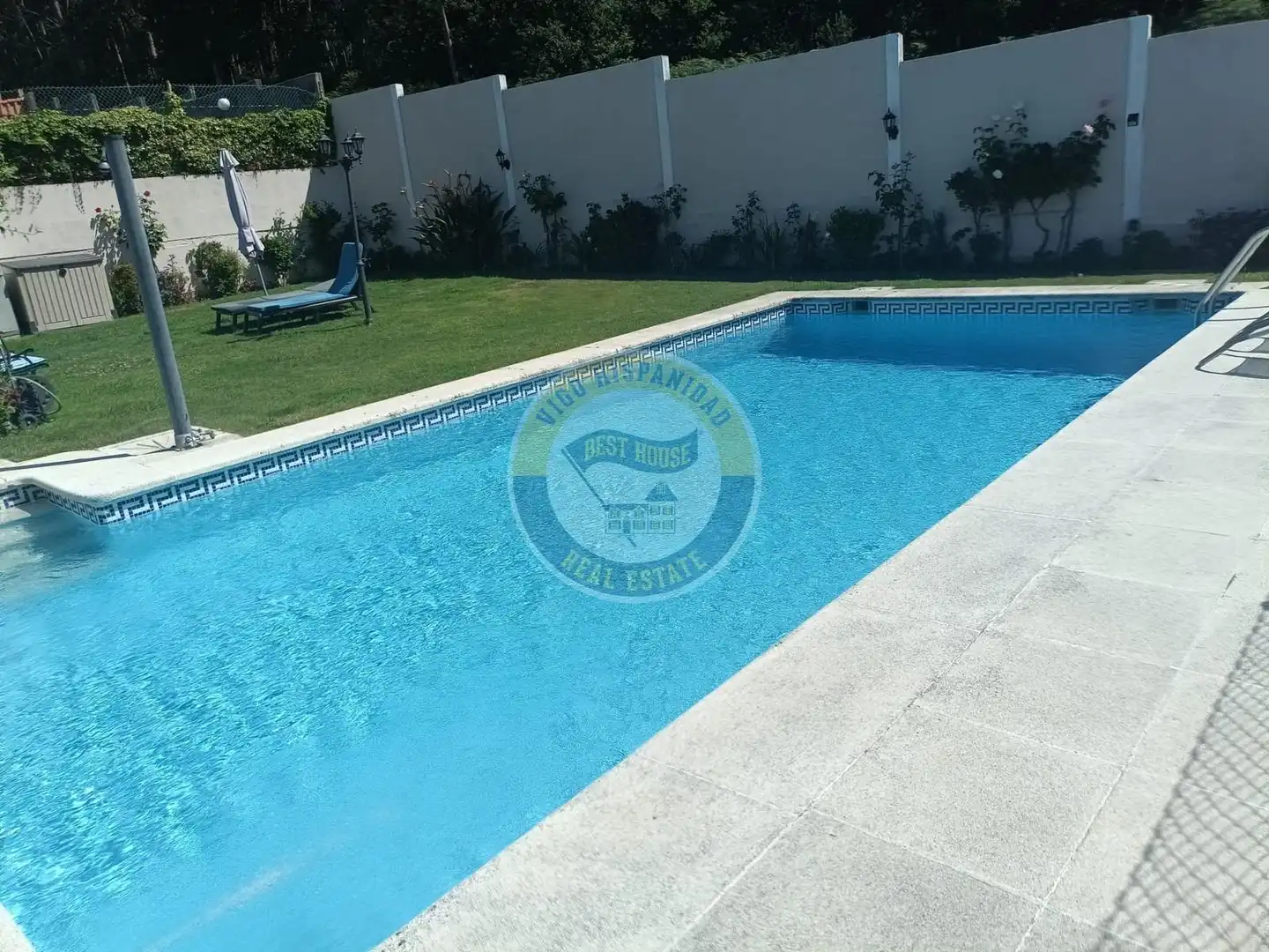 Piscina de Casa adosada en venta en Vigo  con Calefacción, Terraza y Trastero
