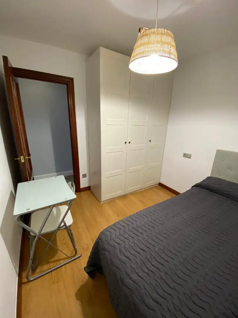Schlafzimmer von Wohnung zur Miete in Gijón  mit Heizung, Parkett und Terrasse