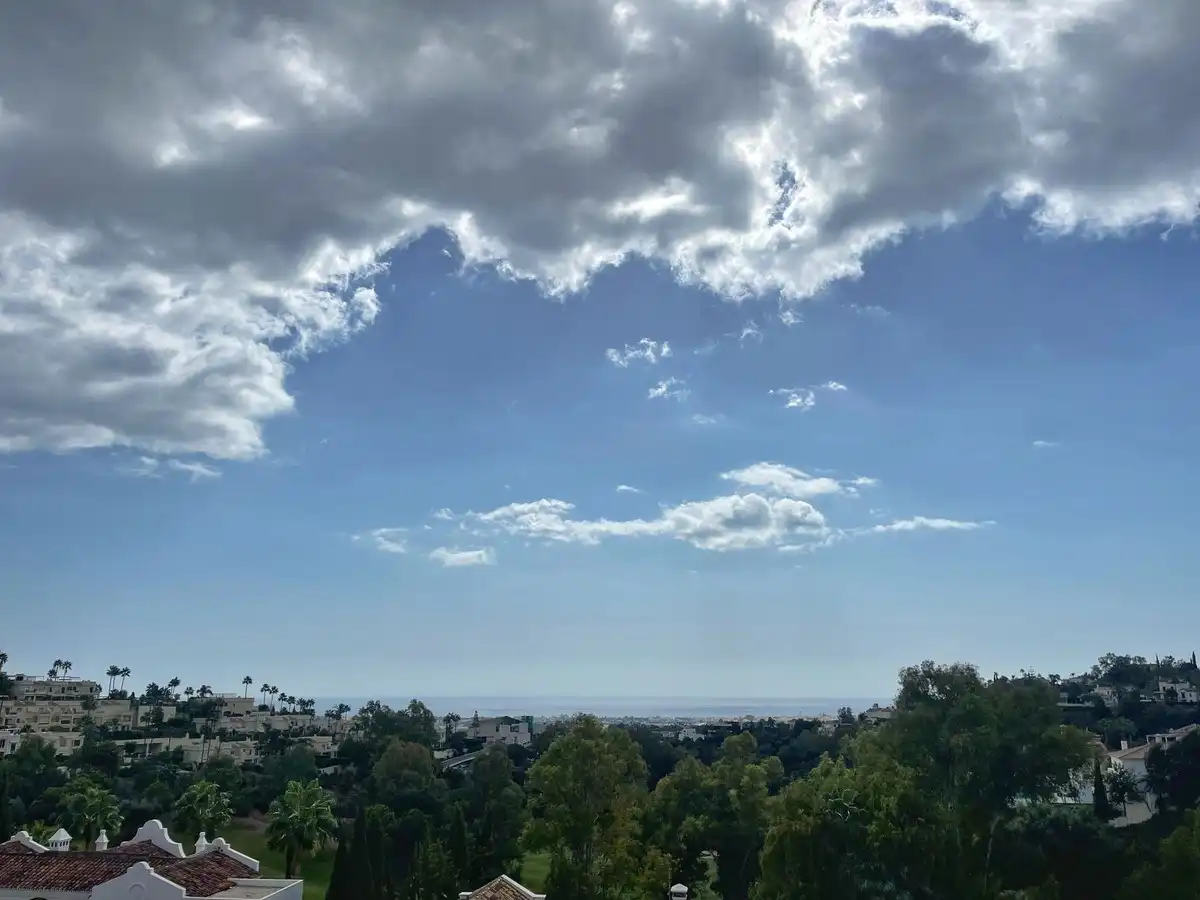 Außenansicht von Wohnung zur Miete in Benahavís mit Klimaanlage, Terrasse und Möbliert