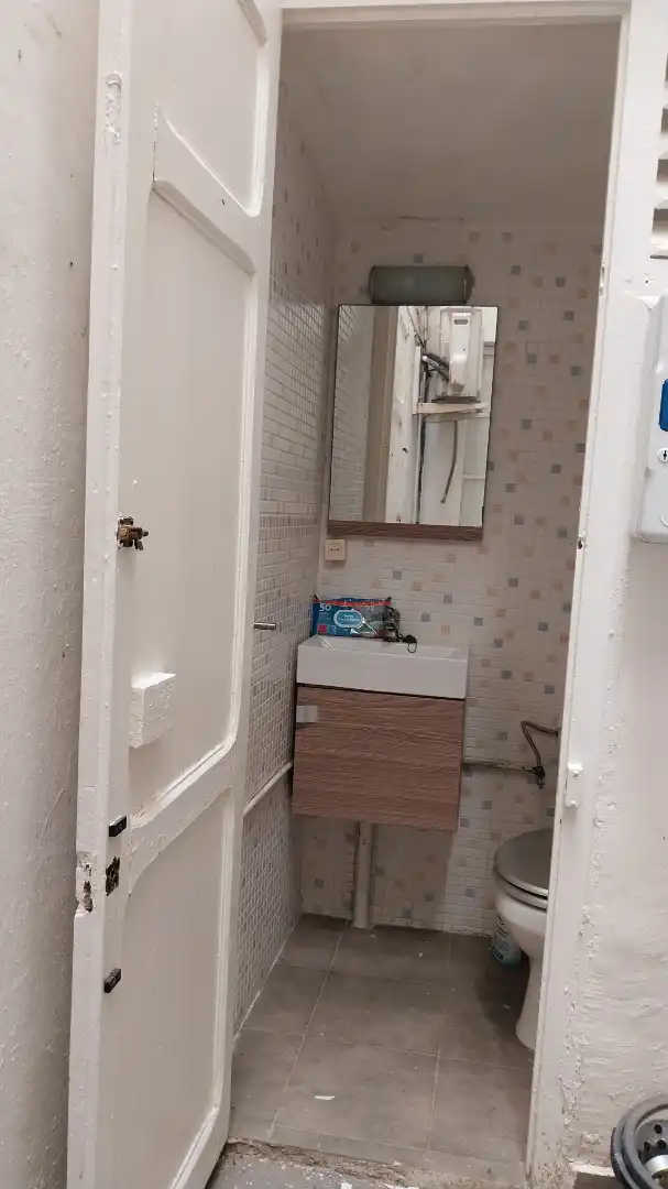 Badezimmer von Geschaftsraum zur Miete in Barcelona mit Klimaanlage und Heizung