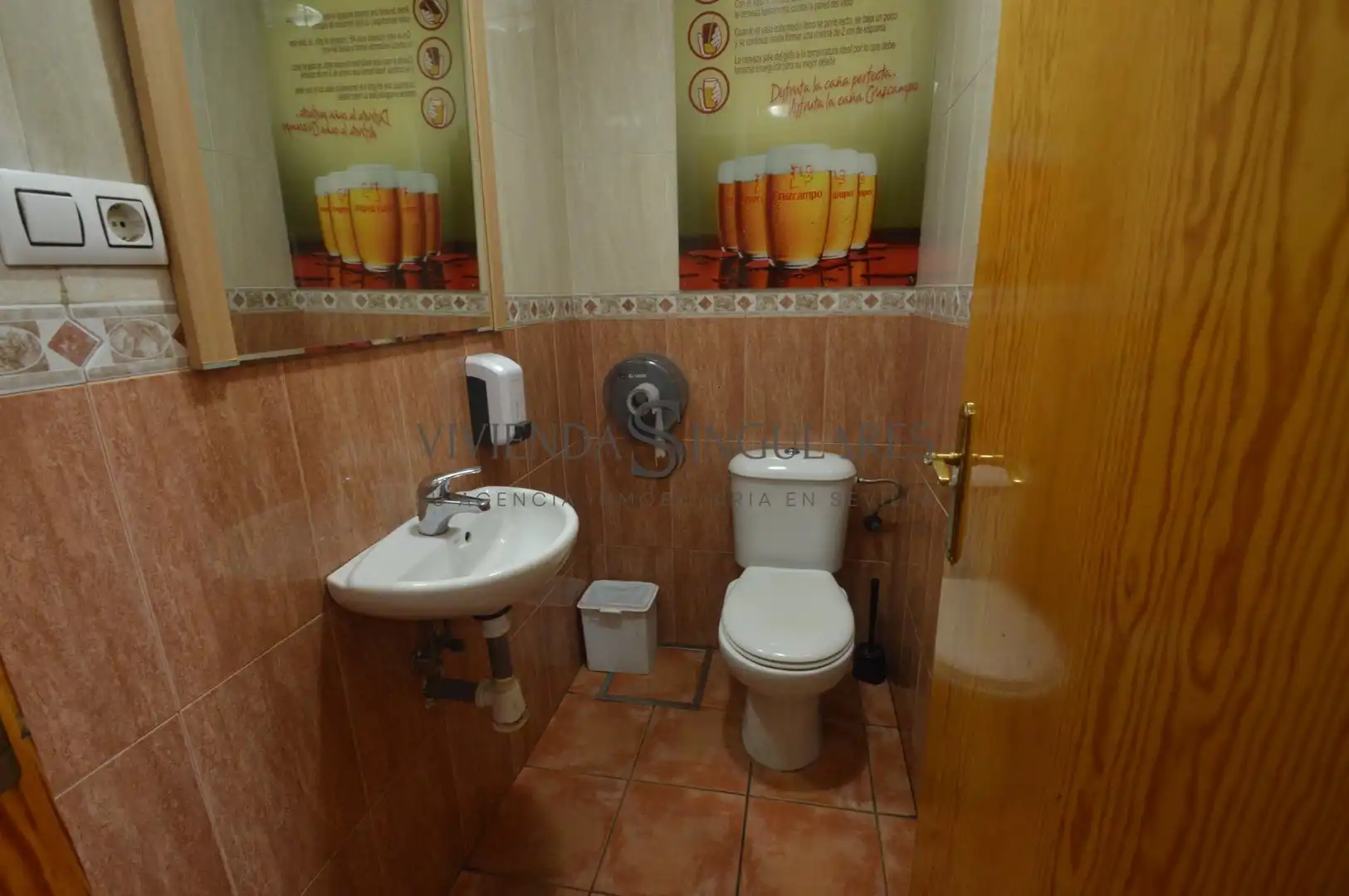 Baño de Local de alquiler en Sevilla con Aire acondicionado y Amueblado