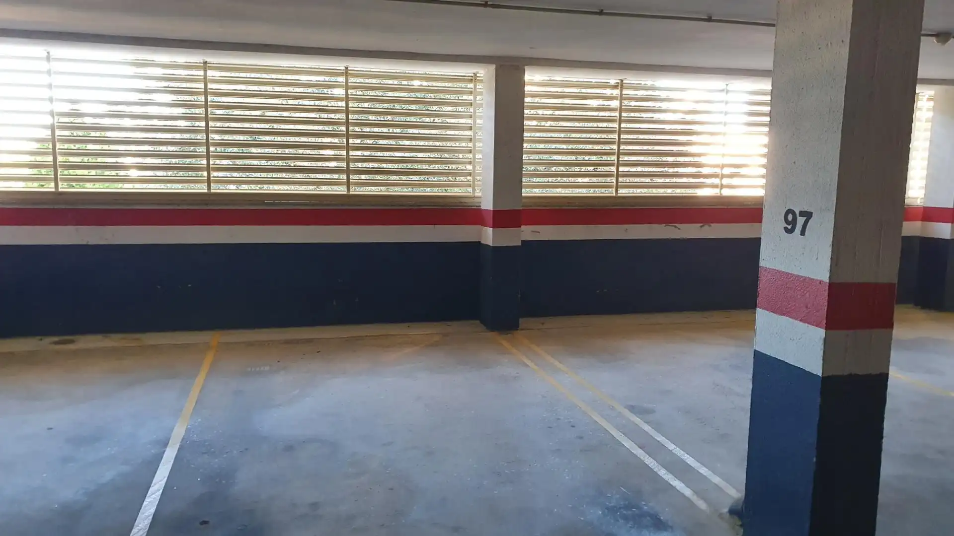 Parkplatz von Wohnung zum Verkauf in Cullera mit Klimaanlage und Möbliert