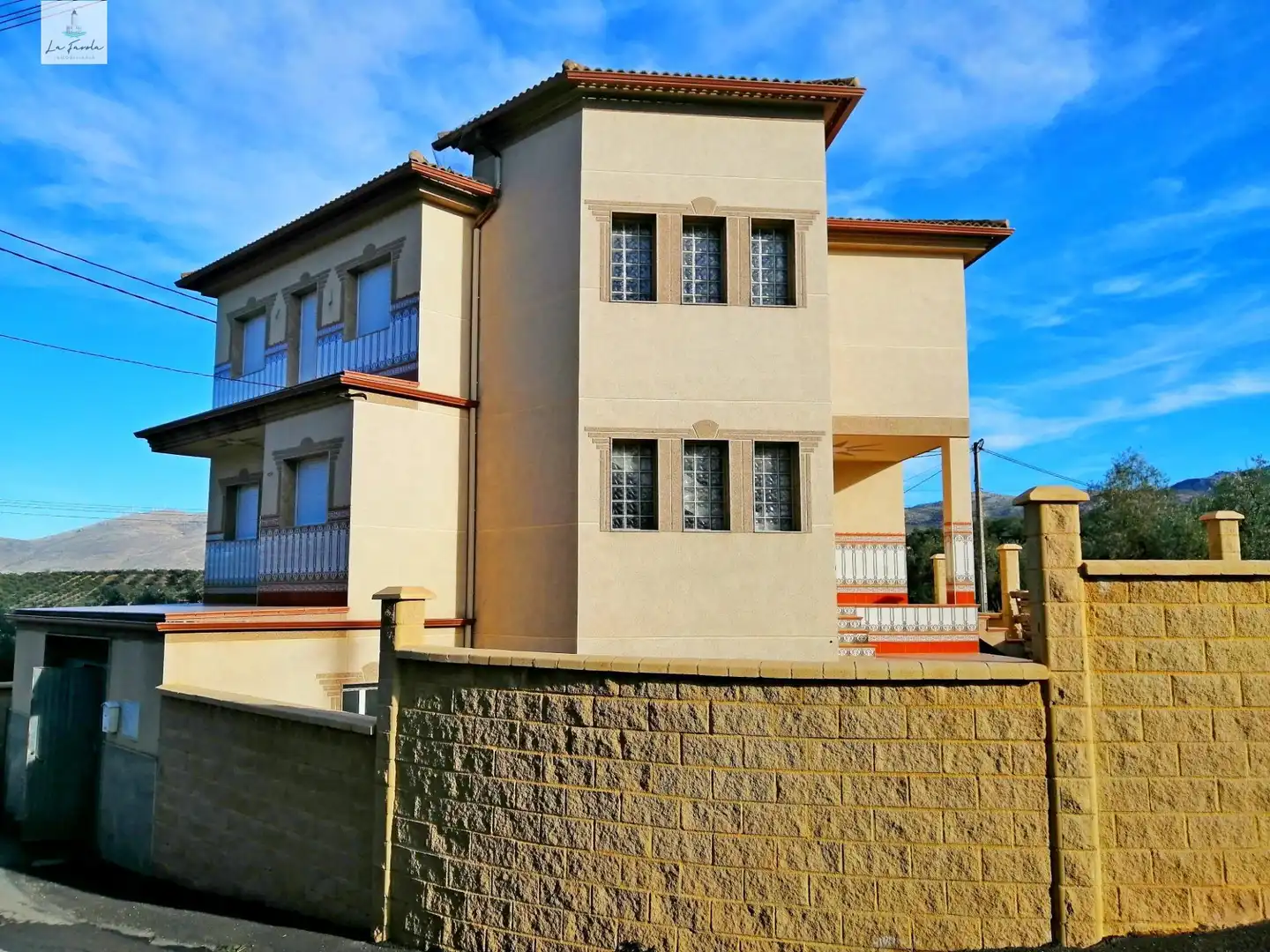 Vista exterior de Casa o xalet en venda en Loja amb Jardí privat, Terrassa i Traster