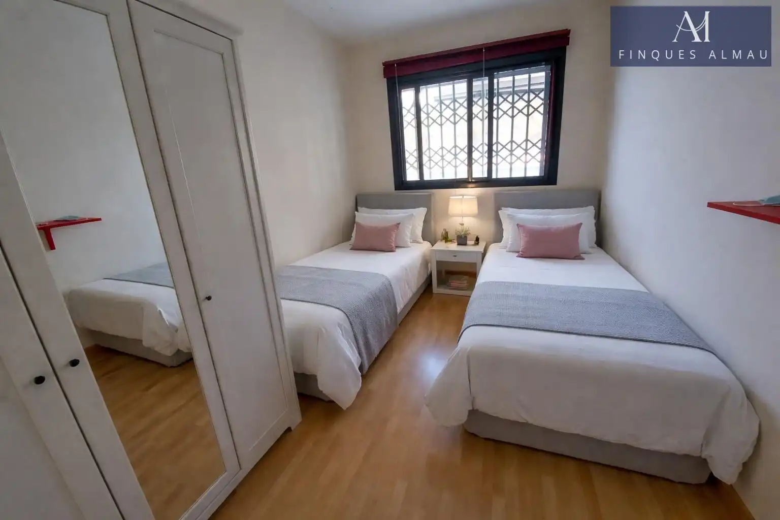 Schlafzimmer von Erdgeschoss zum Verkauf in Vilanova i la Geltrú mit Klimaanlage, Heizung und Privatgarten