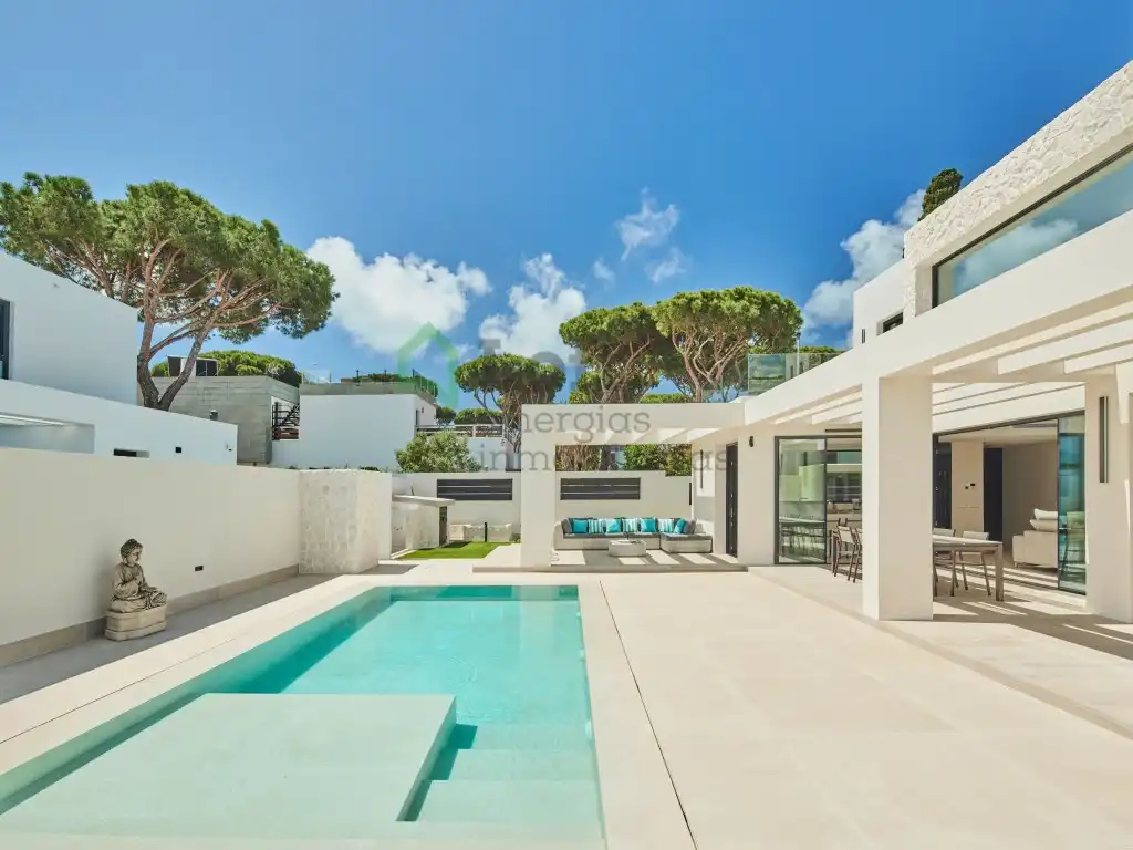 Vista exterior de Casa o xalet en venda en Chiclana de la Frontera amb Aire condicionat, Calefacció i Jardí privat