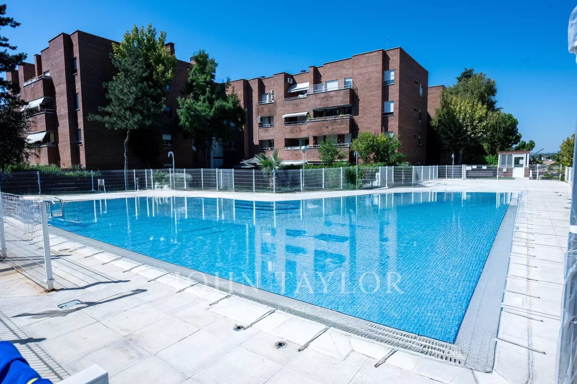 Swimming pool of Flat for sale in Pozuelo de Alarcón  with Air Conditioner, Heating and Private garden